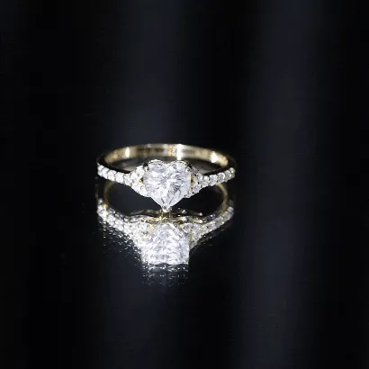 Minimal Heart Shape Moissanite Engagement Ring